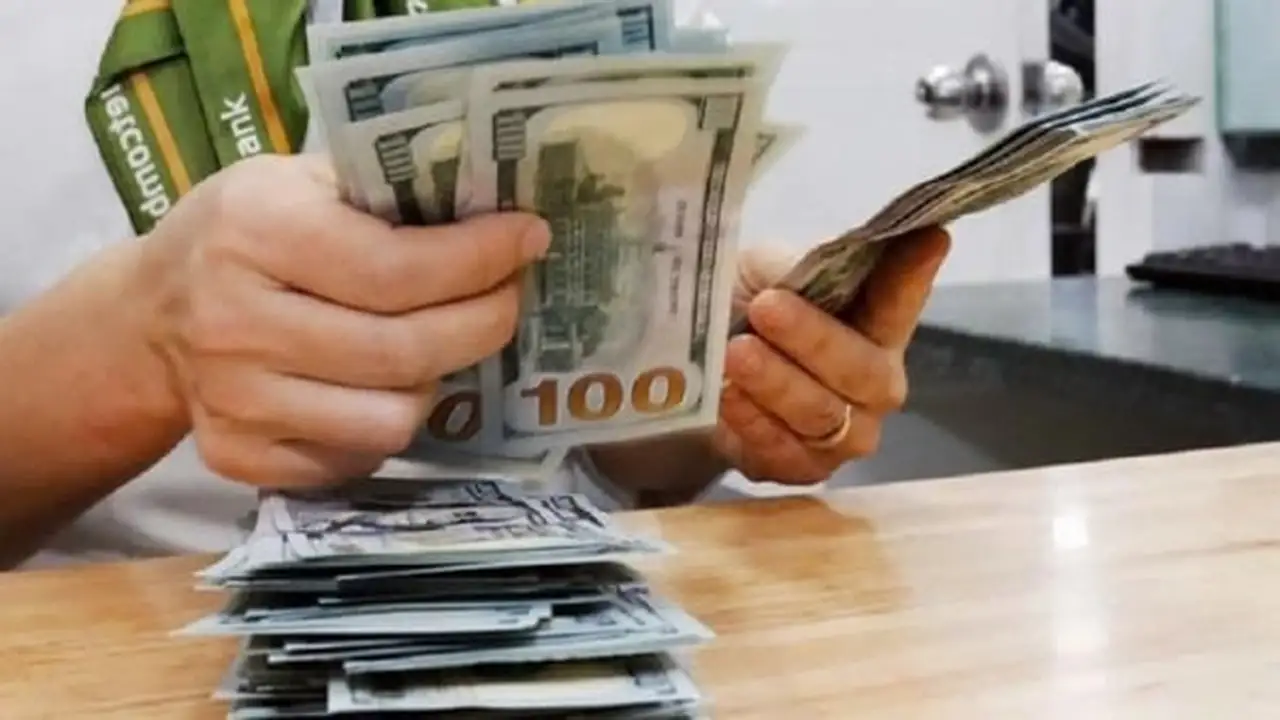 ارتفاع أسعار النفط ينهي استقرار الدولار الأمريكي في الأسواق العالمية اليوم